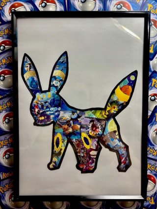 Cuadro hecho con cartas pokemon.