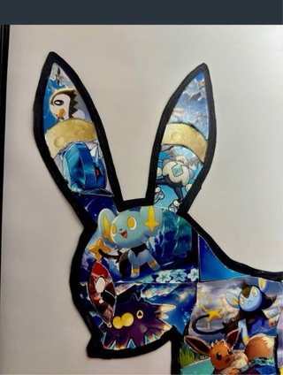 Cuadro hecho con cartas pokemon.