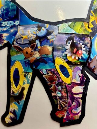 Cuadro hecho con cartas pokemon.