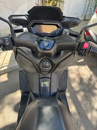 Yamaha XMAX 125 con cúpula deportiva