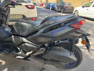 Yamaha XMAX 125 con cúpula deportiva