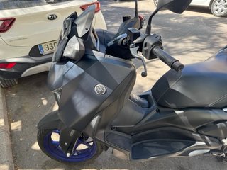 Yamaha XMAX 125 con cúpula deportiva