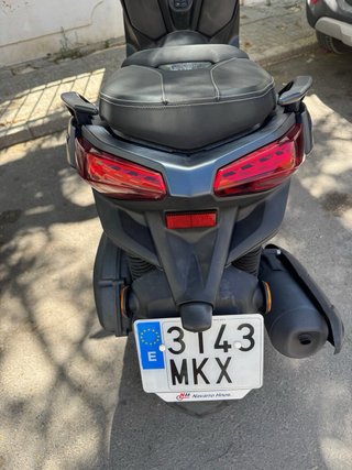 Yamaha XMAX 125 con cúpula deportiva