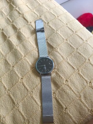 Reloj plateado de malla