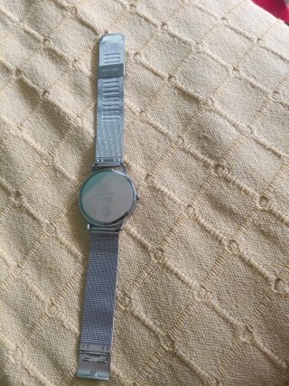 Reloj plateado de malla