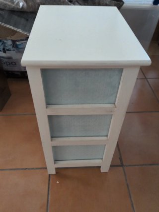 Mesita de noche o auxiliar blanca y azul