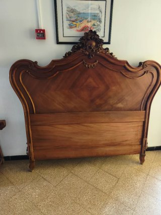 Cabecero de cama antiguo de madera
