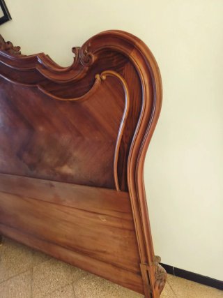Cabecero de cama antiguo de madera
