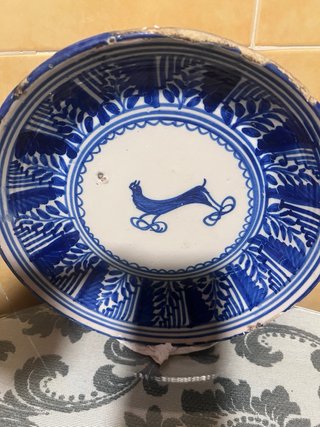 Antiguo plato Manises azul y blanco