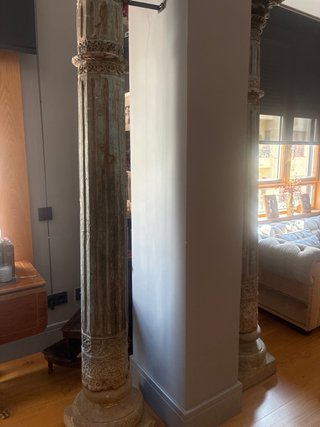 Columnas decorativas de piedra y madera
