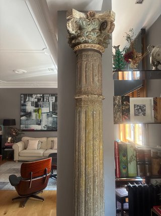 Columnas decorativas de piedra y madera