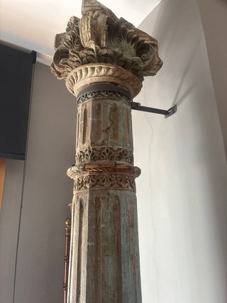 Columnas decorativas de piedra y madera