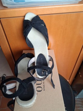 Sandalias cuña negras .(las regalo)