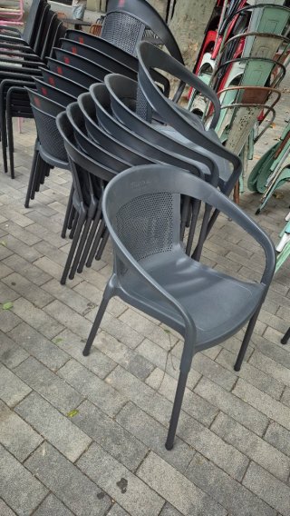 Sillas de plástico apilables (varios colores)