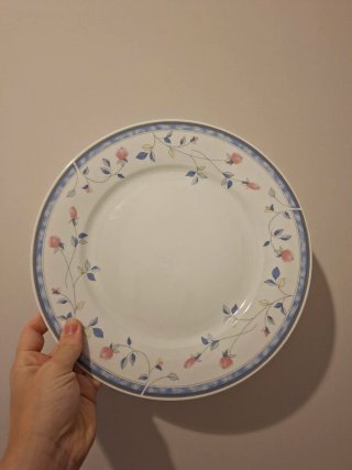 Plato de porcelana con flores