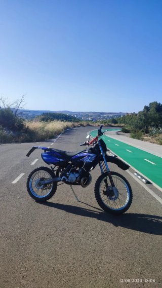 Moto Enduro/Motocross Negra y Morada