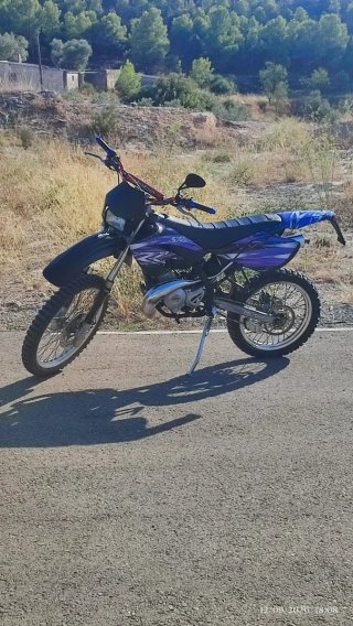 Moto Enduro/Motocross Negra y Morada