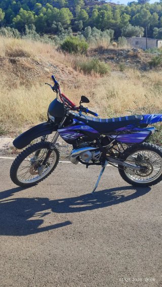 Moto Enduro/Motocross Negra y Morada