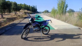 Moto Enduro/Motocross Negra y Morada