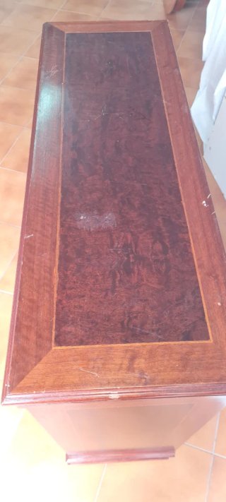 Estantería de madera marrón