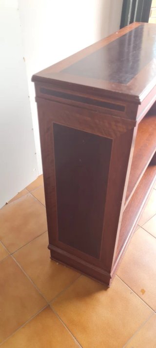 Estantería de madera marrón