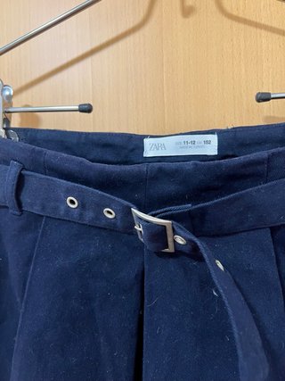 Falda Zara azul marino con cinturón