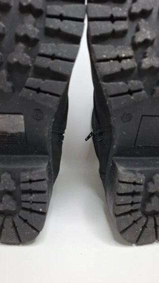 Botines mujer de ante con hebilla y tachuelas.