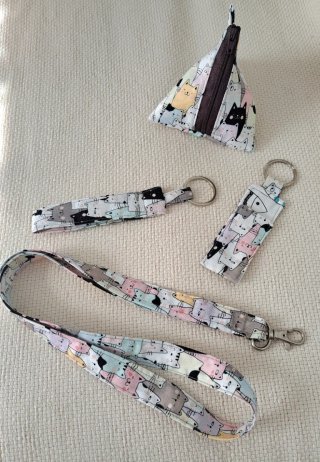 Set Monedero Pirámide y Llaveros Gatos