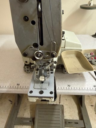 Máquina industrial TAKING para pegar botones