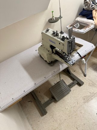 Máquina industrial TAKING para pegar botones