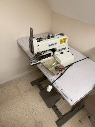 Máquina industrial TAKING para pegar botones