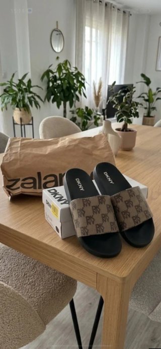 Chanclas DKNY Beige y Marrón