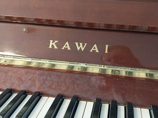 Piano Kawai vertical madera oscura