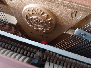 Piano Kawai vertical madera oscura