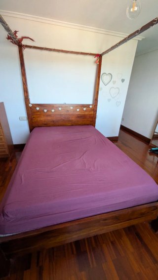 Cama con dosel en madera de teka maciza