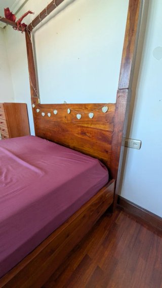 Cama con dosel en madera de teka maciza