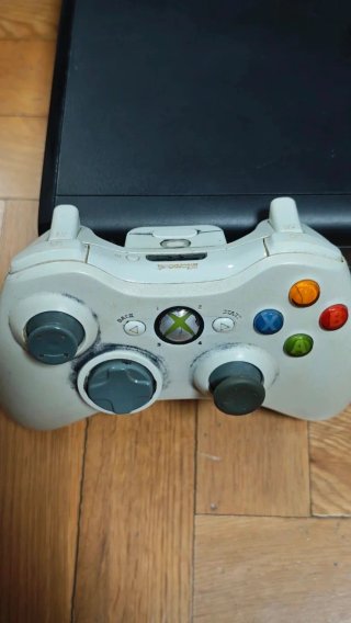 Xbox 360 con 2 mandos y accesorios