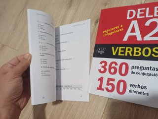 2 libros DELE A2: lengua española