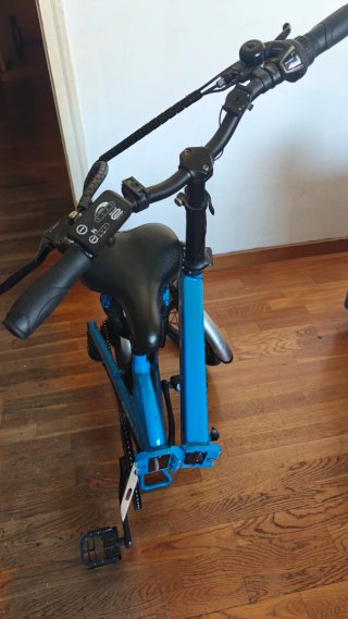 Bicicleta eléctrica plegable azul