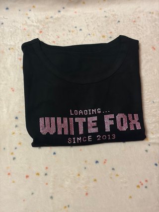 Camiseta WF negra con brillantes rosas