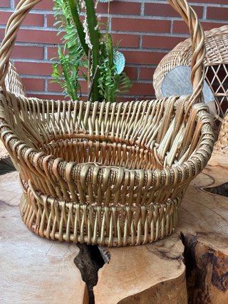 Cesta de mimbre artesanal dorada