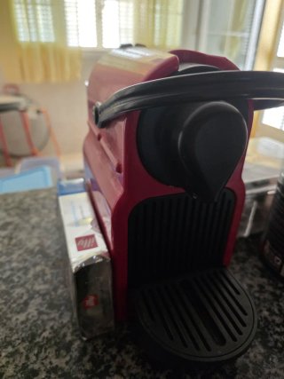 Cafetera Nespresso Roja