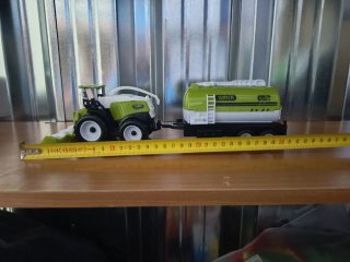 Tractor de juguete verde y blanco
