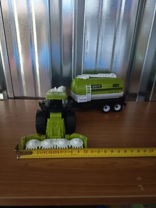Tractor de juguete verde y blanco