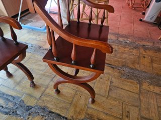 Tres sillones de entrada de madera