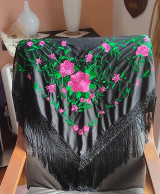 Elegante mantón de flamenca con un precioso bordad
