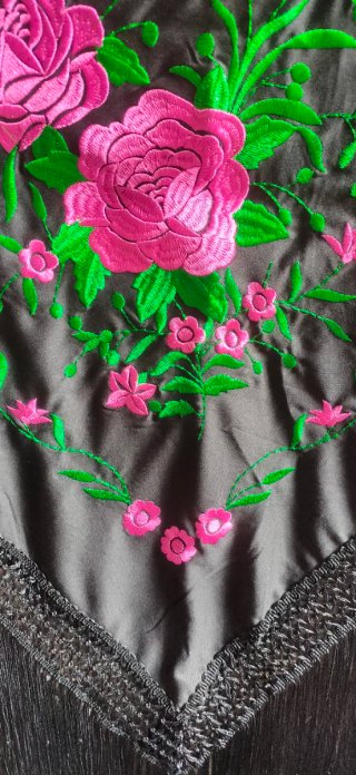 Elegante mantón de flamenca con un precioso bordad