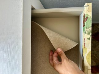 Mesa de madera con cajón decorado