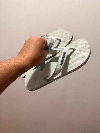 Chanclas Havaianas grises y blancas