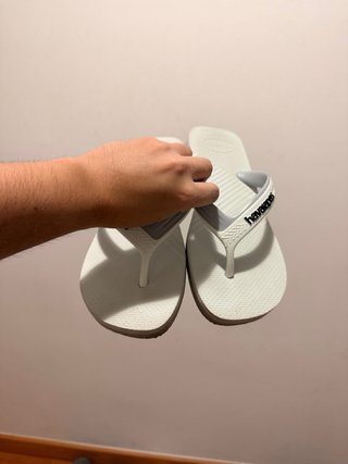 Chanclas Havaianas grises y blancas